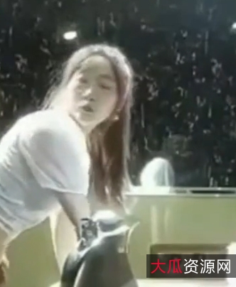 清新可人的大罩杯妹子KTV互动视频，精彩不容错过