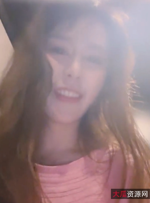 深更包厢王搭讪嫩妹视频1.37g