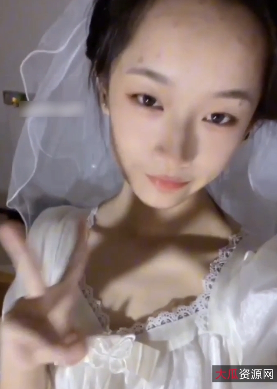 “04年女大学生胡椒籽33：2.89G宿舍欢乐视频分享”