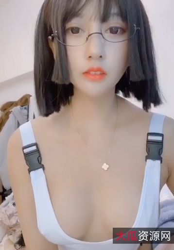 网红斗鱼聊天型主播过期米线线最新作品合集5V1G，颜值身段俱佳