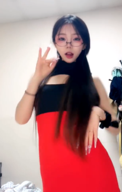 小师妹03街拍热舞27部14.8G湿身诱惑