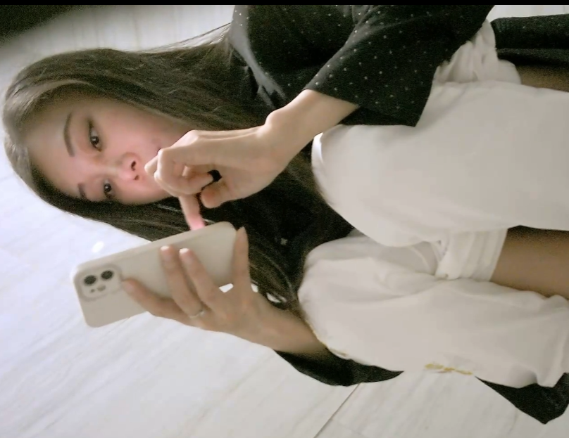 原创厕拍乖乖女舞蹈老师狂野纹身3.22G